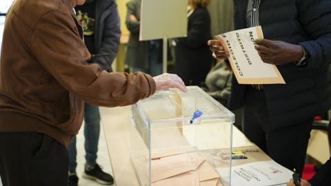 votar-elecciones-autonomicas-urna Un hombre deposita su voto en la urna.
