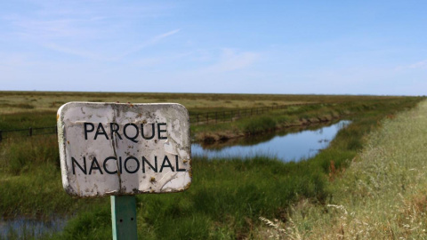 Cartel dentro del Parque Natural de Doñana.