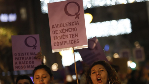 Varias personas muestran carteles, durante una marcha por la eliminación de la violencia contra las mujeres, a 25 de noviembre de 2023, en Vigo, Pontevedra, Galicia (España). Varias personas muestran carteles, durante una marcha por la eliminación de la violencia contra las mujeres, a 25 de noviembre de 2023, en Vigo, Pontevedra, Galicia (España).