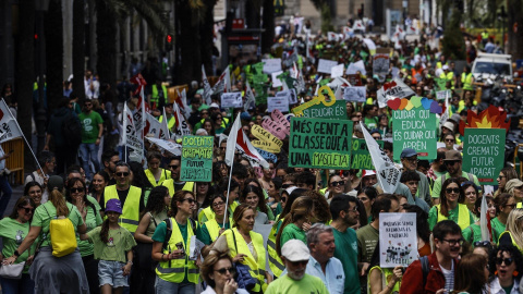 Profesores de la educación pública no universitaria durante una manifestación, a 11 de mayo de 2026, en Valencia, Comunidad Valenciana (España).