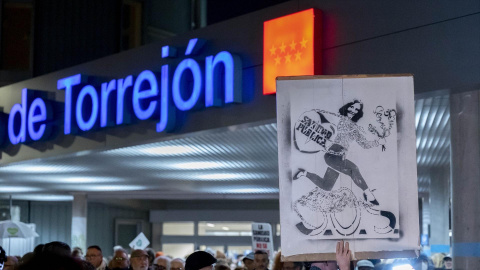 Un manifestante durante una concentración ante el Hospital de Torrejón, a 12 de diciembre de 2025, en Madrid. Un manifestante durante una concentración ante el Hospital de Torrejón, a 12 de diciembre de 2025, en Madrid.