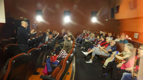 Compartiendo reflexiones: Los socios charlan con el director sobre la realidad de los cuidados paliativos y el duelo. Jaime Morato