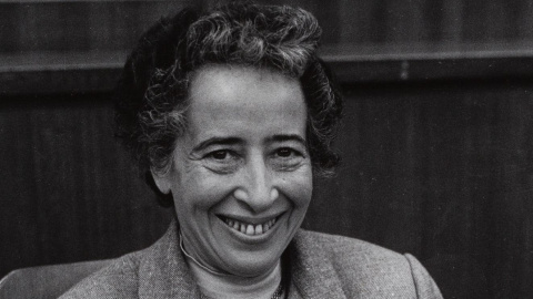 Fotografía de la pensadora Hannah Arendt. Fotografía de la pensadora Hannah Arendt.