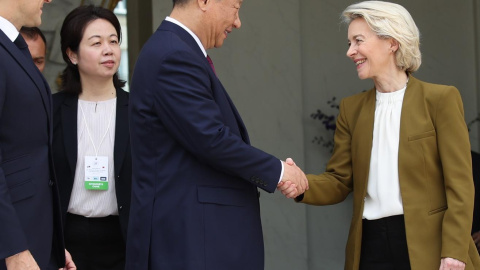 La Presidenta de la Comisión Europea Úrsula von der Leyen saluda al mandatario chino Xi Jinping. La Presidenta de la Comisión Europea Úrsula von der Leyen saluda al mandatario chino Xi Jinping.