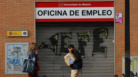 Una persona pasa por delante de una Oficina de Empleo