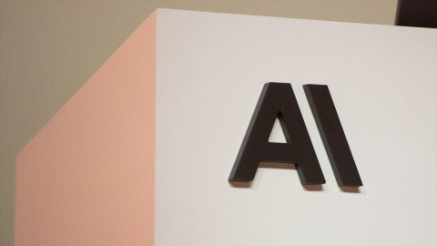 El logotipo de Anthropic luce en un evento organizado por la empresa de IA.