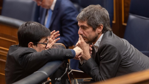 El ministro de Cultura, Ernest Urtasun, y el diputado de Comuns, Gerardo Pisarello, durante una sesión plenaria extraordinaria en el Congreso.