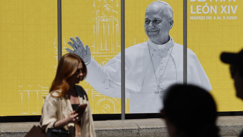 Papa León XIV Una valla publicitaria la visita del papa León XIV a España.