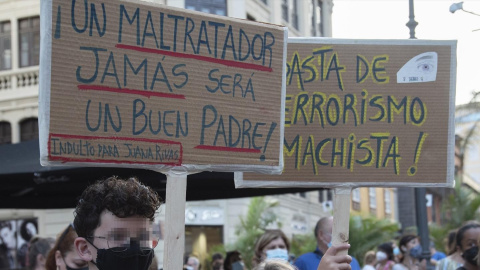 Dos niños, participan en una concentración feminista en la Plaza de la Candelaria en repulsa por "todos los feminicidios", a 11 de junio de 2021, en Santa Cruz de Tenerife, Tenerife, Islas Canarias
