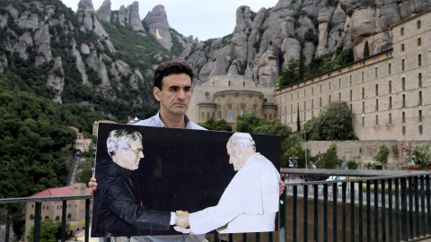 Miguel Hurtado mostra una fotografia del seu abusador, el monjo Andreu Soler, saludant Joan Pau II, a Montserrat