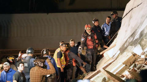 Equipos de rescate trabajan entre los escombros de un edificio colapsado en Caracas tras el terremoto en Venezuela.