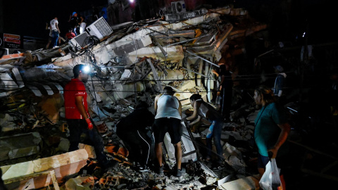 Personas entre los escombros de edificios destruidos tras los terremotos en La Guaira, Venezuela.