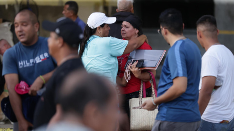 Residentes aguardan en la calle por miedo a posibles réplicas de los terremotos, en la localidad de Catia La Mar.