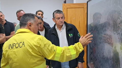 l consejero de Presidencia, Sanidad y Emergencias de Andalucía, Antonio Sanz, este viernes en el Puesto de Mando Avanzado del incendio de Los Gallardos (Almería). EFE/ X de Antonio Sanz