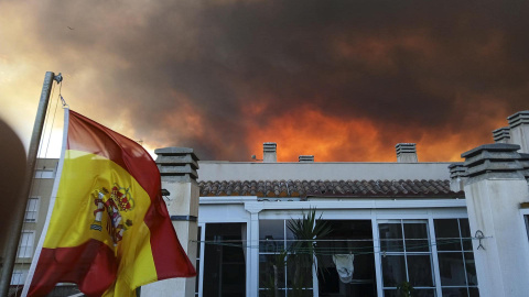 La Guardia Civil baraja la caída de cable eléctrico como posible origen del incendio. La Guardia Civil baraja la caída de cable eléctrico como posible origen del incendio.