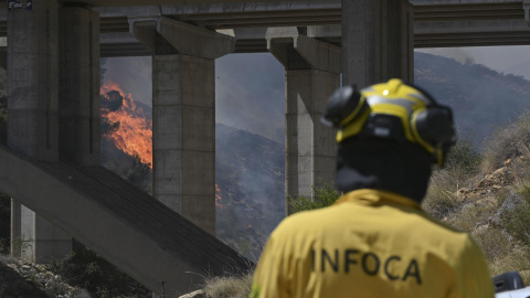 Efectivos antiincendios trabajan en labores de extinción del incendio. Efectivos antiincendios trabajan en labores de extinción del incendio.