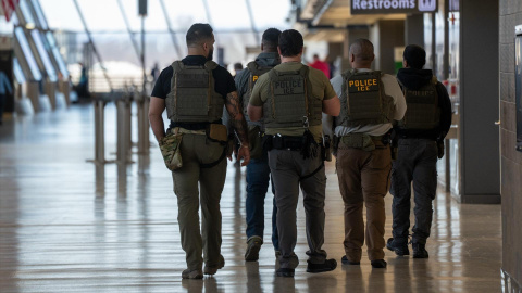 Agentes del ICE en un aeropuerto, a 24 de marzo de 2026. Agentes del ICE en un aeropuerto, a 24 de marzo de 2026.