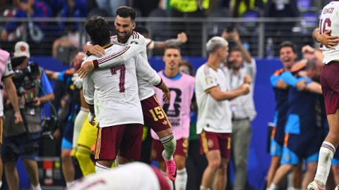 Los jugadores de la Selección Española celebran en el césped su triunfo contra Francia.