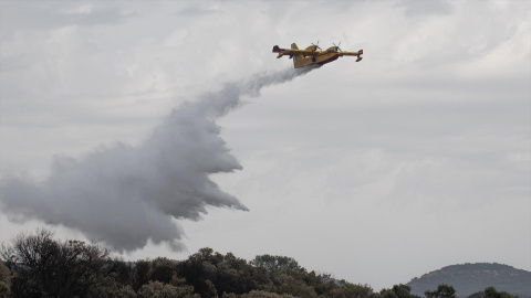 Imagen de archivo de un avión trabajando en las labores de extinción en el área quemada de Luesía (Zaragoza). Imagen de archivo de un avión trabajando en las labores de extinción en el área quemada de Luesía (Zaragoza).