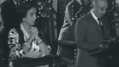 Franco, rezando en la capilla de Meirás (i) ante la talla de la virgen de la Antigua (d), en dos imágenes sacadas del NO-DO del 1 de enero de 1966.