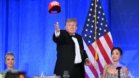 El presidente de los Estados Unidos, Donald Trump, lanza su gorra de "Trump 2028" durante la cena de la Asociación de Corresponsales de la Casa Blanca, en de Washington D. C. a 24 de julio de 2026. El presidente de los Estados Unidos, Donald Trump, lanza su gorra de "Trump 2028" durante la cena de la Asociación de Corresponsales de la Casa Blanca, en de Washington D. C. a 24 de julio de 2026.