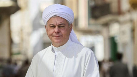 Montaje realizado con IA del alcalde de Sevilla, José Luis Sanz, con chilaba y turbante, publicado por Javier Cortés, portavoz de Vox en el Parlamento andaluz, en redes sociales. Montaje realizado con IA del alcalde de Sevilla, José Luis Sanz, con chilaba y turbante, publicado por Javier Cortés, portavoz de Vox en el Parlamento andaluz, en redes sociales.