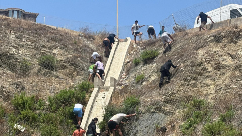 Varias personas migrantes, a 30 de julio de 2026, en Ceuta. Varias personas migrantes, a 30 de julio de 2026, en Ceuta.