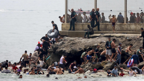 Miles de jóvenes llegan a la frontera entre Castillejos (Marruecos) y Ceuta para tratar de cruzar la valla que separa ambas ciudades. Miles de jóvenes llegan a la frontera entre Castillejos (Marruecos) y Ceuta para tratar de cruzar la valla que separa ambas ciudades.