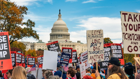 Manifestantes protestan contra las políticas de Donald Trump frente al Capitolio, a 5 de noviembre de 2025. Manifestantes protestan contra las políticas de Donald Trump frente al Capitolio, a 5 de noviembre de 2025.