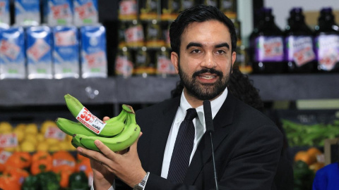 Zohran Mamdani, alcalde de Nueva York, sostiene unas bananas el pasado 27 de julio de 2026 en un centro de distribución de comida de la ciudad, donde anunció su plan de supermercados públicos.