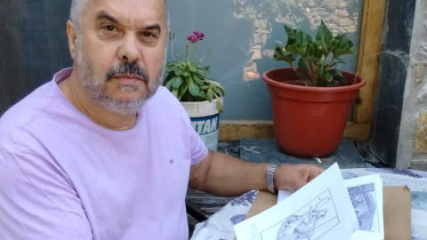 Santiago García Chago con una de las ilustraciones del archivo de Barcia.