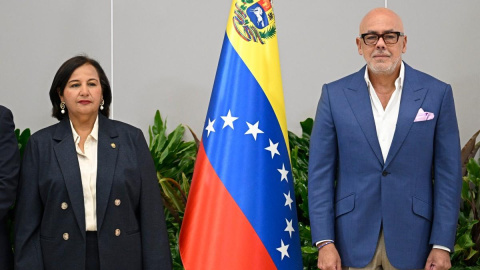 El presidente de la Asamblea Nacional de Venezuela, Jorge Rodríguez (derecha), posa con la exdiputada de la oposición Dinorah Figuera durante una foto oficial previa al inicio del proceso de diálogo político de Venezuela en Caracas El presidente de la Asamblea Nacional de Venezuela, Jorge Rodríguez (derecha), posa con la exdiputada de la oposición Dinorah Figuera durante una foto oficial previa al inicio del proceso de diálogo político de Venezuela en Caracas (06.08.26)