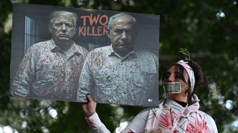 Una manifestante sujeta un montaje de Trump y Netanyahu en el que se puede leer "dos asesinos", en Sydney, Australia, a 27 de julio de 2025.