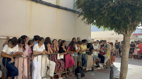 EuropaPress_7704631_ninos_ninas_esperan_puertas_jefatura_superior_policia_ceuta_les_registren Niños y niñas esperan a las puertas de la Jefatura Superior de Policía de Ceuta para que les registren, a 7 de agosto de 2026, en Ceuta.