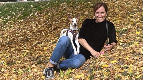 Mónica García con su perra, Nala. Mónica García con su perra, Nala.