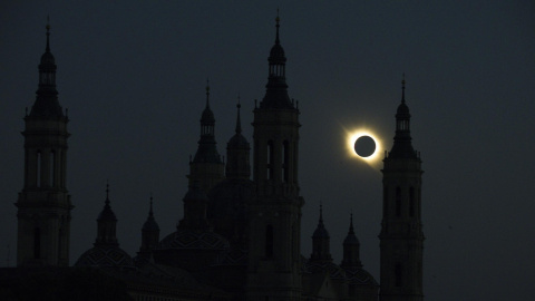 Vista del eclipse solar junto a la Basílica del Pilar, en Zaragoza.