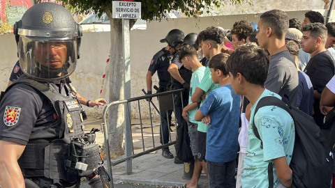 Un grupo de menores migrantes esperan para su filiación frente a la Jefatura Superior de la Policía Nacional de Ceuta, a fecha de 10 de agosto. Un grupo de menores migrantes esperan para su filiación frente a la Jefatura Superior de la Policía Nacional de Ceuta, a fecha de 10 de agosto.