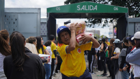 Un grupo de personas organizan insumos en un centro de acopio, en Bogotá (Colombia). Un grupo de personas organizan insumos en un centro de acopio, en Bogotá (Colombia).