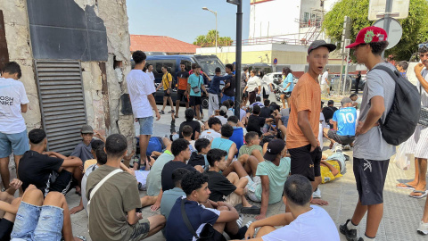 Multitud de menores migrantes esperan su filiación frente a la Jefatura Superior de la Policía Nacional en Ceuta.