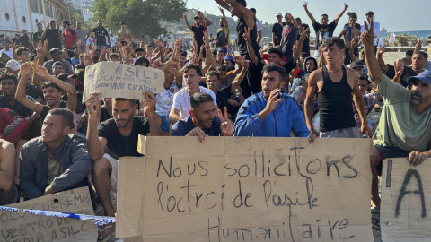 Personas migrantes reclamando asilo humanitario en la playa del Trampolín (en Ceuta), tras atravesar la frontera de Marruecos el pasado 30 de julio. Personas migrantes reclamando asilo humanitario en la playa del Trampolín (en Ceuta), tras atravesar la frontera de Marruecos el pasado 30 de julio.
