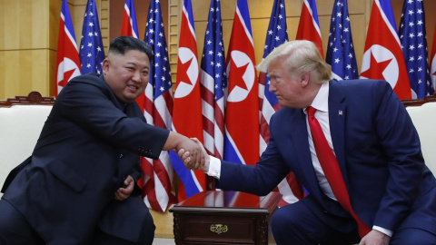 Trump y Kim Jong-un se estrechan la mano al terminar su reunión en la zona desmilitarizada entre Corea del Norte y del Sur, a 30 de junio de 2019 Trump y Kim Jong-un se estrechan la mano al terminar su reunión en la zona desmilitarizada entre Corea del Norte y del Sur, a 30 de junio de 2019