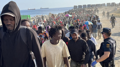 Traslado de migrantes en Ceuta a los espacio habilitados por el Gobierno. Traslado de migrantes en Ceuta a los espacio habilitados por el Gobierno.
