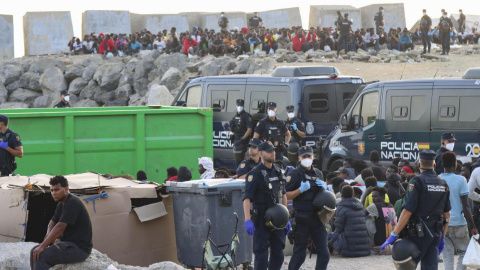 Un dispositivo de seguridad ha coordinado el desalojo de las personas migrantes de la playa del Trampolín en Ceuta. Un dispositivo de seguridad ha coordinado el desalojo de las personas migrantes de la playa del Trampolín en Ceuta.