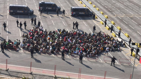 Varios migrantes desalojados de la playa del Trampolín esperan a ser reubicados, a 20 de agosto de 2026. Varios migrantes desalojados de la playa del Trampolín esperan a ser reubicados, a 20 de agosto de 2026.