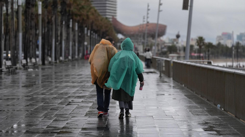 Vecinos de Barcelona pasean bajo la lluvia en la playa de la Barceloneta durante el temporal, a 19 de enero de 2026. Vecinos de Barcelona pasean bajo la lluvia en la playa de la Barceloneta durante el temporal, a 19 de enero de 2026.