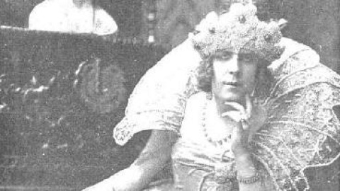 Fotografía al reconocido transformista Edmond de Bries.