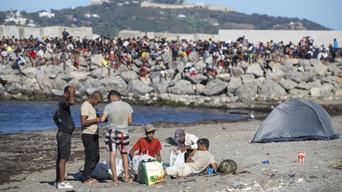Varios inmigrantes en una playa de Ceuta, este viernes.
