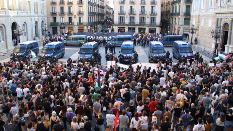 Imatge de la plaça Sant Jaume amb les dues concentracions (22 d’agost del 2026) Imatge de la plaça Sant Jaume amb les dues concentracions