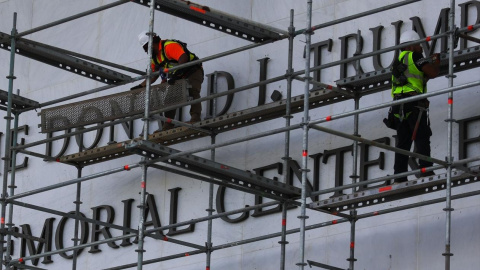 Varios trabajadores retiran el nombre de Trump del Kennedy Center en Washington tras una sentencia judicial, a 12 de junio de 2026. Varios trabajadores retiran el nombre de Trump del Kennedy Center en Washington tras una sentencia judicial, a 12 de junio de 2026.