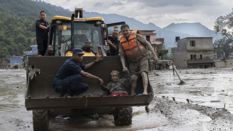 Rescatistas trasladan a una mujer rescatada de un hogar de ancianos en Nepal tras la riada. Rescatistas trasladan a una mujer rescatada de un hogar de ancianos en Nepal tras la riada.
